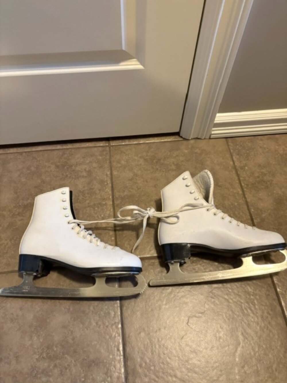 Woman's Figure Skates - Size